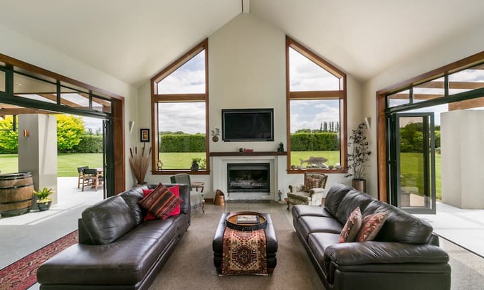 Twyford House | Rivers Edge spacious, private and secluded luxury.