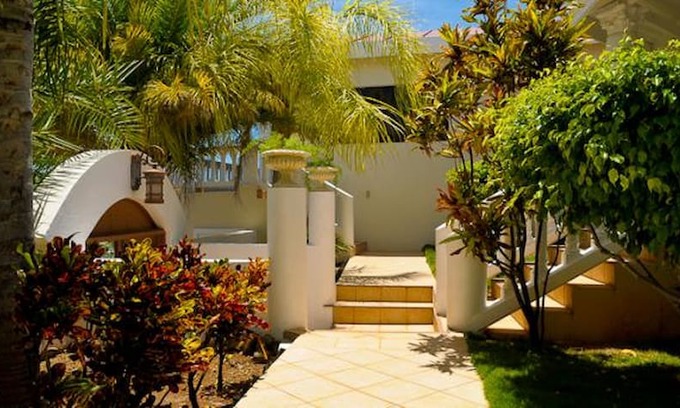 Island Harbour Villa | Villa Elegante Overlooking the Ocean