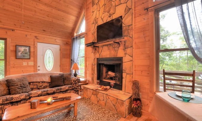 Stecoah Cabin | Cozy Creekside Cabin