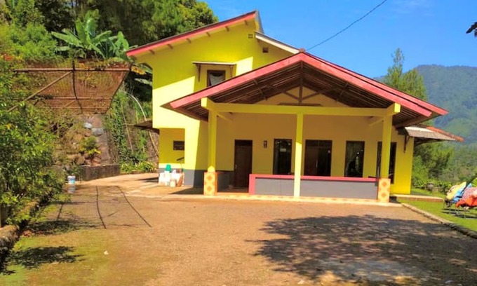 Cisarua Villa | Villa Kuning at Tugu Utara, Puncak, Bogor (5BR)