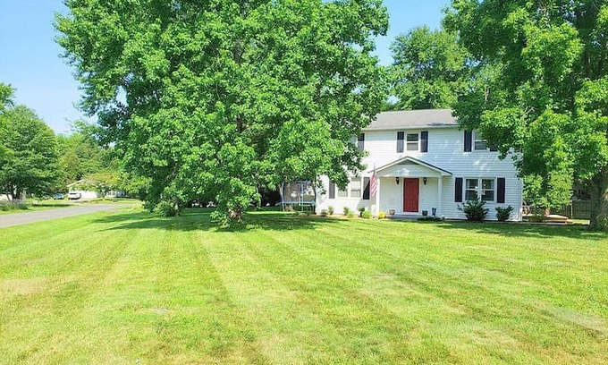 Lexington Park House | TwinClave Room - Beautiful Colonial on 1/2 Acre