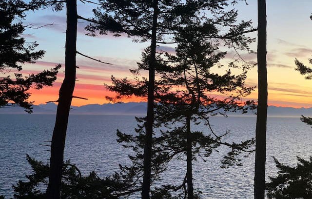 Regional District of Nanaimo House | Serenity NOW! Self-contained ocean-front suite.