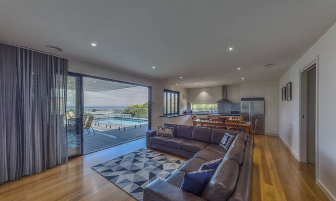 Portarlington House | "ALISON VIEWS" views with a pool!