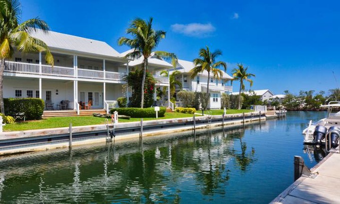 Marathon House | CAPTAINS QUARTERS Coral Lagoon 24 w/ 36' Boat Slip