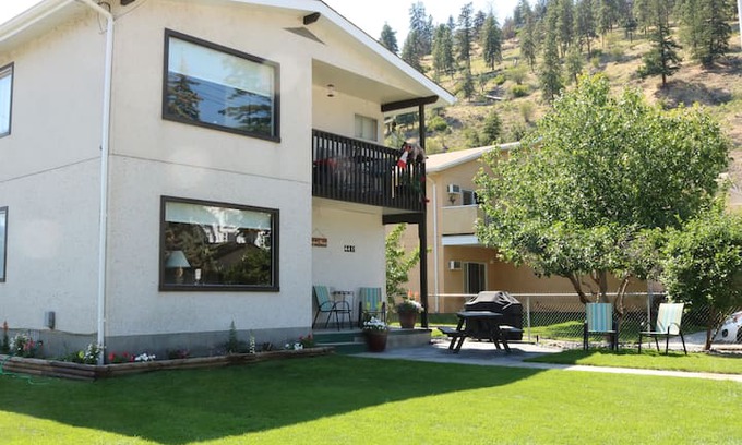 Central Okanagan House | Mustard House - downtown Peachland