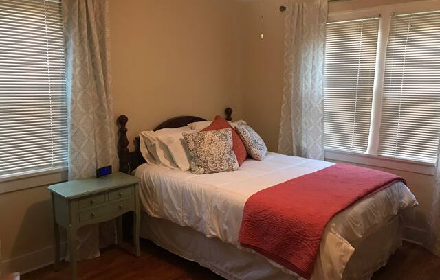 Bowling Green House | Nutwood Getaway in the Center of BG