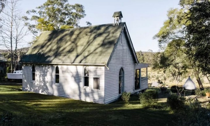 Lower Portland Cabin | 1880's Church by the Colo River