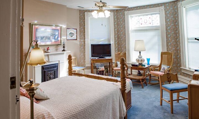 Henderson Bed & Breakfast | 3 Atkinson Park Twin-Upstairs-L&N Bed and Breakfast