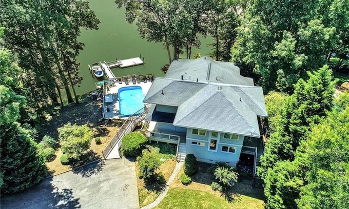Belmont House | 7 Bedroom Updated Lake House Close to Charlotte