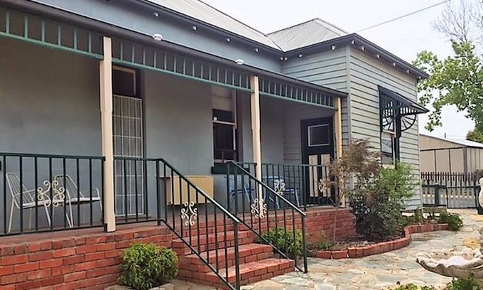 Stawell House | 'Papillon' - Stawell/Grampians pet friendly base
