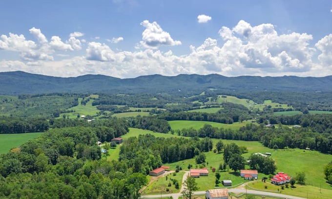 Greeneville House | Cedar Creek Hideaway