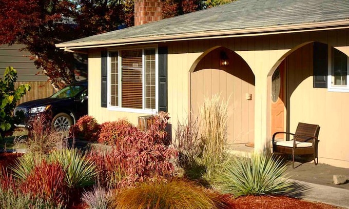 Oakridge House | Jasper Lodge – 3bed/2bath in Uptown Oakridge
