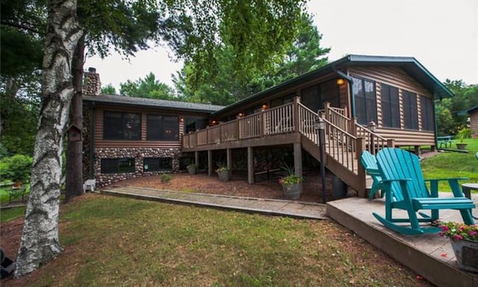 Sarona House | Eagle Bay Lodge on Long Lake 6 bedrooms, 14 beds
