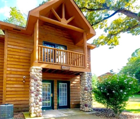 Oglesby Villa | Starved Rock Rustic Retreat