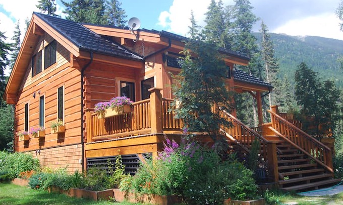 Mount Robson House | Resplendent Mountain Lodge adjacent to Jasper