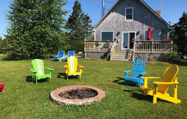 Halifax County Cabin | Riverside cottage in Moser River, NS