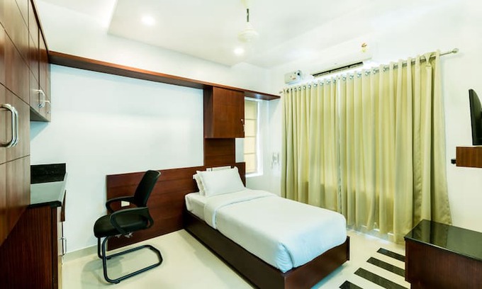 Kochi Hotel | A/c Single room at Near Amrita Hospital Edappally