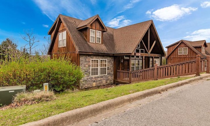 Reeds Spring Cabin | Cedar Creek Lodge - Stonebridge. 4 Master Suites