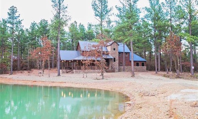 Broken Bow Cabin | Steel Creek Lodge 2 - Rustic Luxury 6 Bedroom cabin on a Pond.