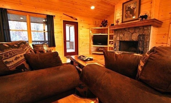 Clarkesville Cabin | Bear Paw