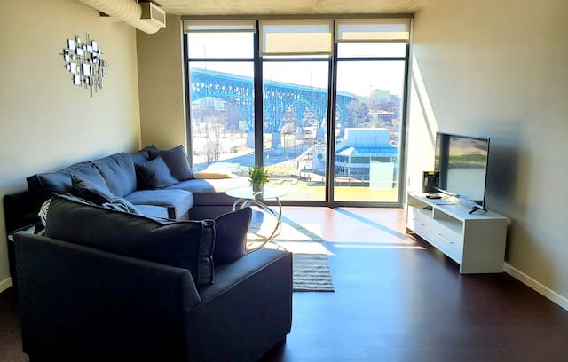 Downtown Cleveland Apartment | Luxury Apartment at The Flats Eastbank