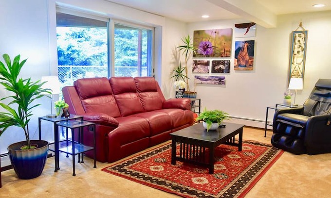 Kodiak Bed & Breakfast | Cozy Corner Room - Cranky Crow Bed and Breakfast