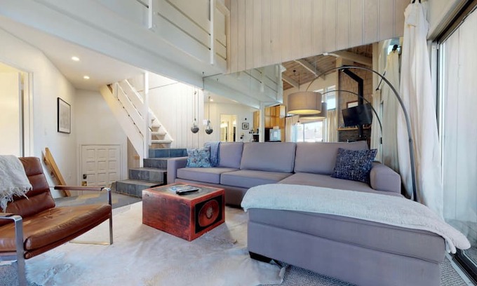Mammoth Lakes Apartment | Tanzer Mountain Retreat. Best location in town!