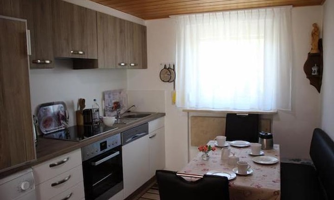 Zandt House | Ferienhaus Erna mit drei sep. Schlafräumen, grossem eingezäunten 250m² grosser Garten, neue Hausausstattung mit neuer Küche mit Spülmaschine, Waschmaschine, kostenfreiem w-lan und drei Parkplätzen