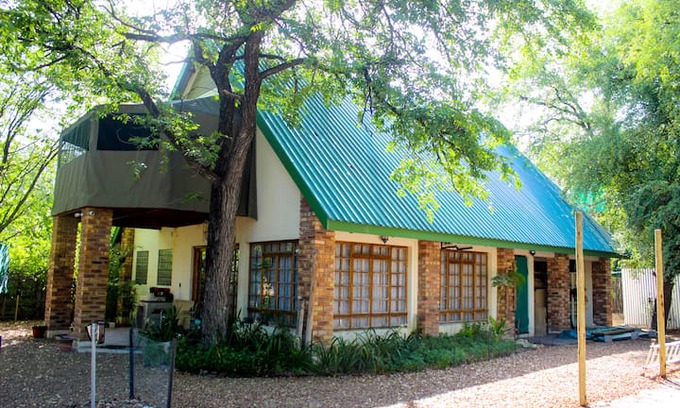 Maun House | Casa Bena: Rent entire house - Sleeps 2 to 6