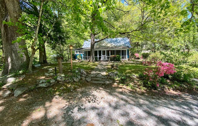 Clayton House | Sunshine Cottage (close to downtown Clayton, GA)