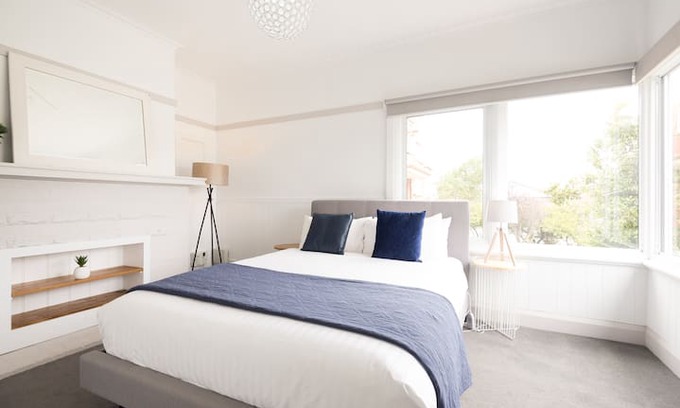 Bellerive House | Kangaroo Bay Cottage - Close to City, Shops, Beach
