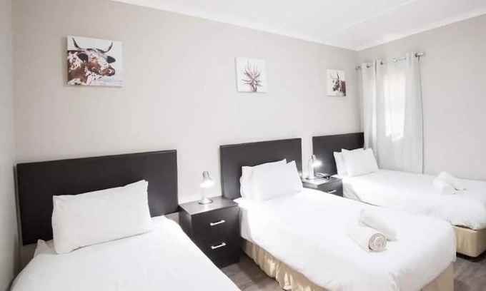 Windhoek House | Explore Windhoek! 2 Relaxing Units w/ Kitchenette, Pool, Near Alte Feste Museum!