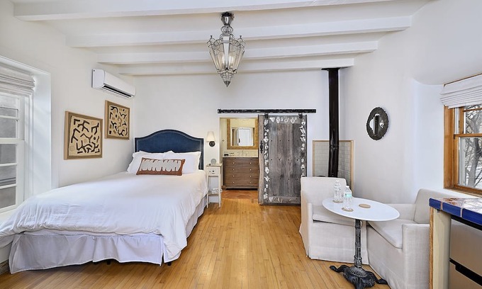 Historic Eastside Bed & Breakfast | Dos Hermanas Casita 8 | Cozy Downtown | Studio