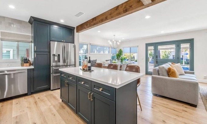 Huntington Beach House | LUXURY 2bdrm Townhome- Close2️⃣Beach & Main St! E-bikes! Pet friendly!