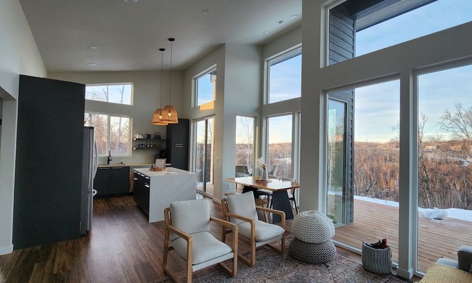 Wasilla Ski Chalet | Modern Bluffside retreat with HOT TUB