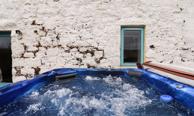 Palnackie Cottage | SWEETHEART COTTAGE, pet friendly, with hot tub in Dalbeattie
