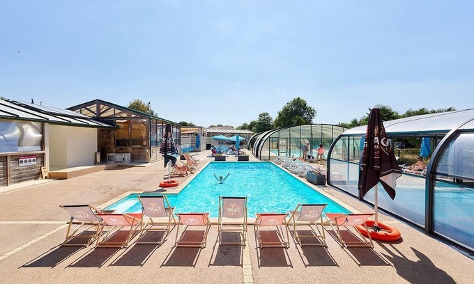 Saint-Julien-des-Landes Ski Chalet | Luxe Sanitary Xl 6 Pers. Villatent at flowery 4-star camping La Bretonnière