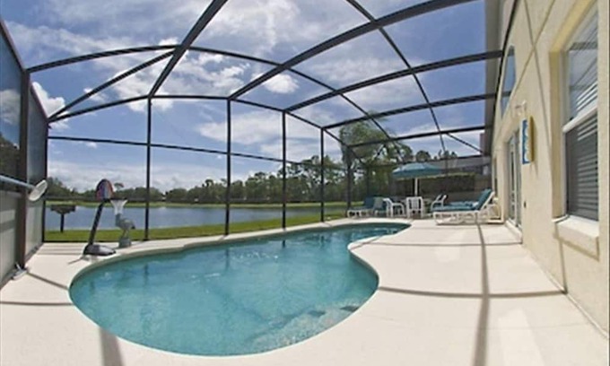 Lake Berkley House | Stunning Private Lake Front Villa,luxuriously upgraded with games room