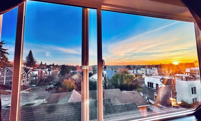 Judkins Park House | Chic Modern 2-bedroom Townhouse with Gorgeous Rooftop Views