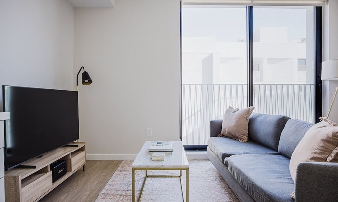 Chinatown Apartment | Blueground | Downtown, elevator, nr The Broad