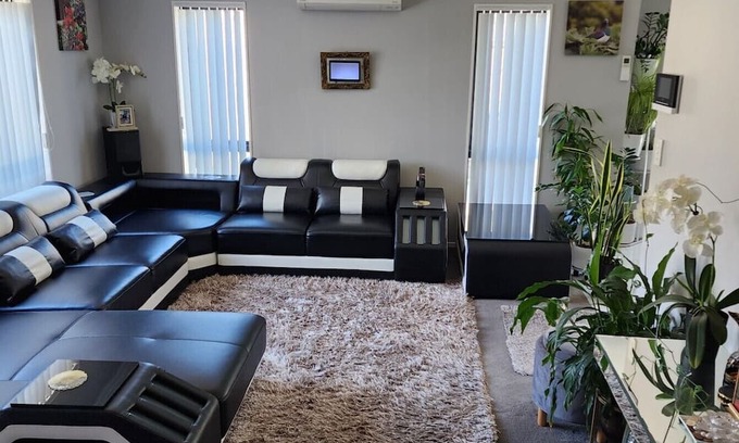 Mangere Bed & Breakfast | New Built Home, 5min. from Auckland International/Domestic Airport
