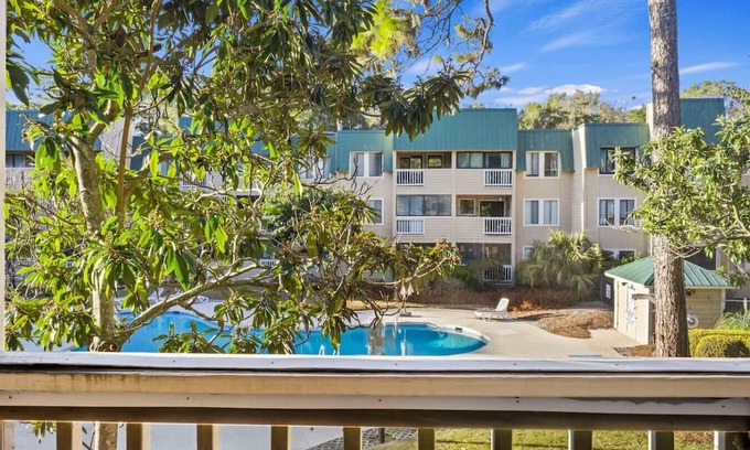 Palmetto Dunes Apartment | 2BR 2 Min to Beach Pool Tennis King Bed