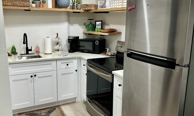 County Island Apartment | Private Desert Treat llnFree parking, steps 2 door