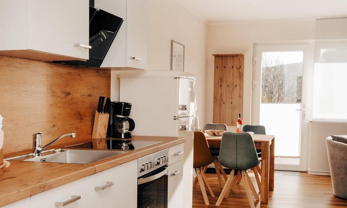 Hildfeld Apartment | "Vacation in a picturesque heath village: Comfortable apartment with mountain views!"