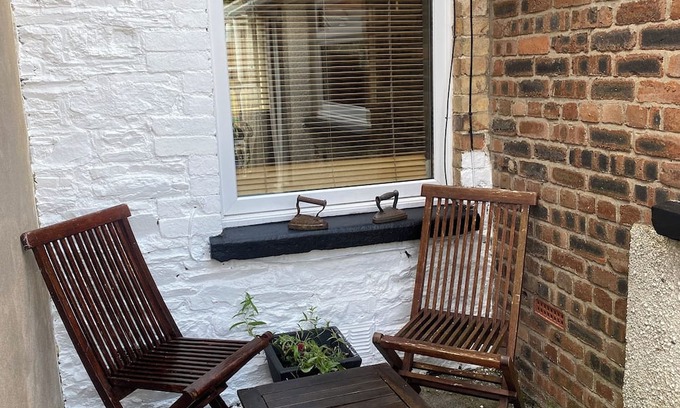 Pentrefelin House | Llandeilo Town house, Wales. 3 bedrooms, 6 guests. Families and Work groups