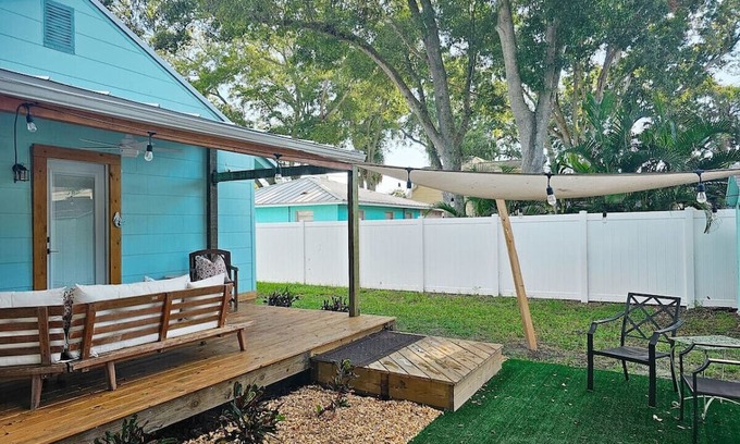 Dunedin House | Blue Bungalow: 2/2 SFH w fenced in yard