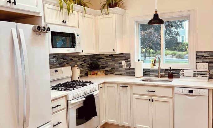 Salem House | Cozy 1-bedroom water-view apartment in Salem