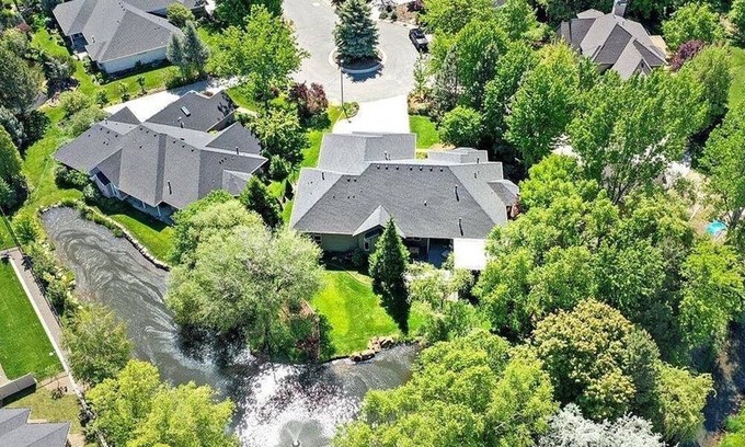 Northwest Boise City House | Luxurious Waterfront Oasis: Exclusive Single-Level Retreat with Stunning Views