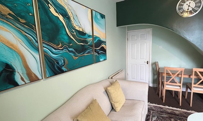 Smethwick House | Cosy 3BDR Family house|Garden|Parking|Wifi|2 Smart TVS