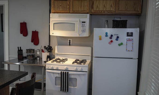 Springfield Apartment | Charming 1-bedroom apartment with WiFi, AC in lovely Springfield